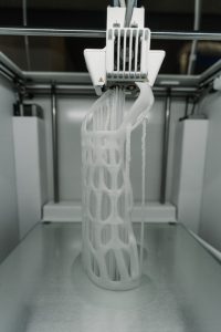 Večina tiskalnikov za 3D printanje uporablja plastiko, seveda pa se lahko uporablja tudi kovina.